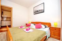 Postel nebo postele na pokoji v ubytování Apartments by the sea Kastel Stafilic, Kastela - 11539