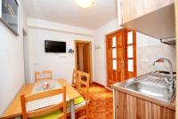 TV a/nebo společenská místnost v ubytování Apartments by the sea Kastel Stafilic, Kastela - 11539