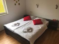 Posteľ alebo postele v izbe v ubytovaní Apartments by the sea Palit, Rab - 13881