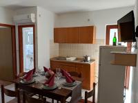 Kuchyňa alebo kuchynka v ubytovaní Apartments by the sea Dobropoljana, Pasman - 8198