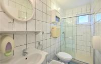 Kúpeľňa v ubytovaní 1 Bedroom Nice Apartment In Saplunara