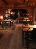 una sala da pranzo con tavoli e sedie in legno di Skoogs Logi Lägenheter a Funäsdalen