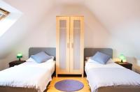 two beds sitting next to each other in a room at Lescoat-le petit paradis in Plestin-les-Grèves