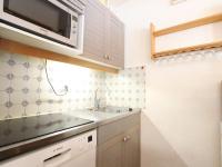 a kitchen with a sink and a microwave at Appartement Saint-Chaffrey , 3 pièces, 6 personnes - FR-1-330E-106 in Saint-Chaffrey