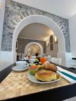 プラーイア・ア・マーレにあるAl Vecchio Pioppoの食べ物の皿が置かれたテーブル