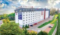 ein weißes Gebäude mit einem Schild darauf in der Unterkunft Park Hotel Diament Katowice in Kattowitz