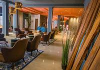 Un vestíbulo con sillas y una sala de espera. en HOTEL MASSALEY, en Bamako