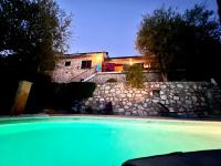 Basen w obiekcie Entre Nice et Monaco grande Villa avec piscine privée 12 personnes lub w pobliżu