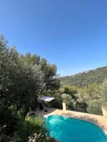 Basen w obiekcie Entre Nice et Monaco grande Villa avec piscine privée 12 personnes lub w pobliżu