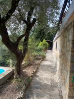 Basen w obiekcie Entre Nice et Monaco grande Villa avec piscine privée 12 personnes lub w pobliżu