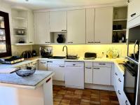 Kuchnia lub aneks kuchenny w obiekcie Entre Nice et Monaco grande Villa avec piscine privée 12 personnes