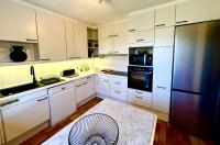 Kuchnia lub aneks kuchenny w obiekcie Entre Nice et Monaco grande Villa avec piscine privée 12 personnes
