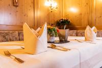 シュマレンベルクにあるHotel & Gasthof Hubertushöhe - Ihr Hotel für Urlaub mit Hundのテーブル上にナプキンや調理器具を置いたテーブル