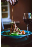 una persona está sosteniendo un pedazo de comida en un plato en Colonial Terrace Motor Inn, en Raymond Terrace