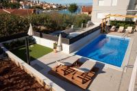 Bazén v ubytovaní Apartments with swimming pools Preko, Ugljan - 14163 alebo v jeho blízkosti