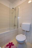 Kúpeľňa v ubytovaní Family friendly apartments with a swimming pool Verunic, Dugi otok - 14286