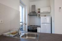 Kuchyňa alebo kuchynka v ubytovaní Family friendly apartments with a swimming pool Verunic, Dugi otok - 14286