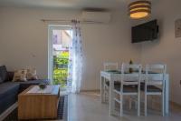 Televízia a/alebo spoločenská miestnosť v ubytovaní Family friendly apartments with a swimming pool Verunic, Dugi otok - 14286