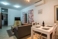Televízia a/alebo spoločenská miestnosť v ubytovaní Family friendly apartments with a swimming pool Verunic, Dugi otok - 14286