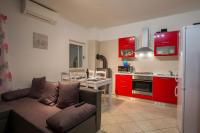 Kuchyňa alebo kuchynka v ubytovaní Family friendly apartments with a swimming pool Verunic, Dugi otok - 14286