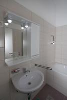 Kúpeľňa v ubytovaní Family friendly apartments with a swimming pool Verunic, Dugi otok - 14286
