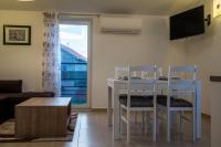 Televízia a/alebo spoločenská miestnosť v ubytovaní Family friendly apartments with a swimming pool Verunic, Dugi otok - 14286