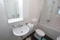 Kúpeľňa v ubytovaní Family friendly apartments with a swimming pool Verunic, Dugi otok - 14286
