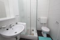 Kúpeľňa v ubytovaní Family friendly apartments with a swimming pool Verunic, Dugi otok - 14286