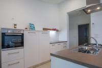 Kuchyňa alebo kuchynka v ubytovaní Family friendly apartments with a swimming pool Verunic, Dugi otok - 14286