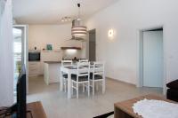 Kuchyňa alebo kuchynka v ubytovaní Family friendly apartments with a swimming pool Verunic, Dugi otok - 14286