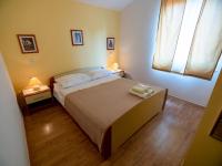 Postel nebo postele na pokoji v ubytování Apartments by the sea Rab - 14515