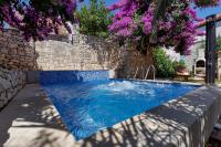 Bazén v ubytovaní Seaside house with a swimming pool Sutivan, Brac - 16300 alebo v jeho blízkosti