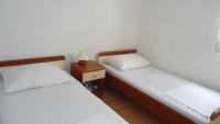Posteľ alebo postele v izbe v ubytovaní Apartments by the sea Cove Gornja Krusica, Solta - 16376