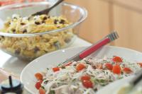 Un plato de comida con un cuchillo sobre una mesa. en Imari Grand Hotel, en Imari