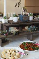 Un plato de comida en una mesa con un plato de comida en Imari Grand Hotel, en Imari