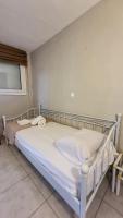 Posteľ alebo postele v izbe v ubytovaní Evita Maisonette, Elegant Beachfront apt, Polychrono