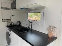 Luxus Tiny House Saagalaにあるキッチンまたは簡易キッチン