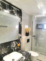 Kúpeľňa v ubytovaní Lux Suite Sea Front Avra