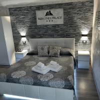 Un dormitorio con una cama grande con dos toallas encima. en B&amp;B Etnea Palace, en Catania