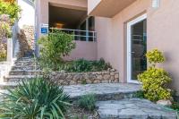 Vonkajšia záhrada v ubytovaní Apartments with a parking space Brela, Makarska - 16596
