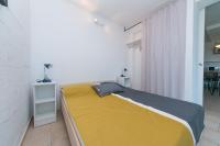 Posteľ alebo postele v izbe v ubytovaní Apartments with a parking space Brela, Makarska - 16596