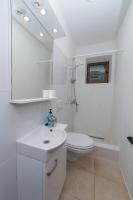 Kúpeľňa v ubytovaní Apartments by the sea Brela, Makarska - 16950