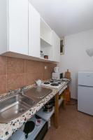 Kuchyňa alebo kuchynka v ubytovaní Apartments by the sea Brela, Makarska - 16950