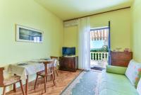 Telewizja i/lub zestaw kina domowego w obiekcie Apartments by the sea Vir - 18590