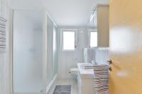 ein Badezimmer mit einem weißen WC und einem Waschbecken in der Unterkunft Apartments with a parking space Vir - 18581 in Vir