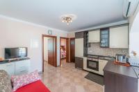Kuchyňa alebo kuchynka v ubytovaní Apartments by the sea Vir - Lozice, Vir - 18567