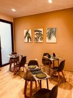 A seating area at Suite SWEET DREAMS Dan champs