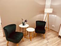 A seating area at Suite SWEET DREAMS Dan champs