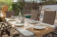 Balkón alebo terasa v ubytovaní Rafia Loft Loutraki - Heated Pool & Billiard I Beach