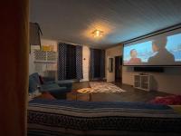 Telewizja i/lub zestaw kina domowego w obiekcie Maison spacieuse authentique proche St Malo Rennes, bienvenue à la Casa Cozumel